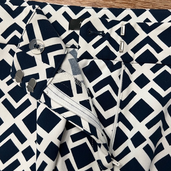 Ann Taylor Blue and White Patterned High Waisted Shorts Size 8 - Picture 4 of 8